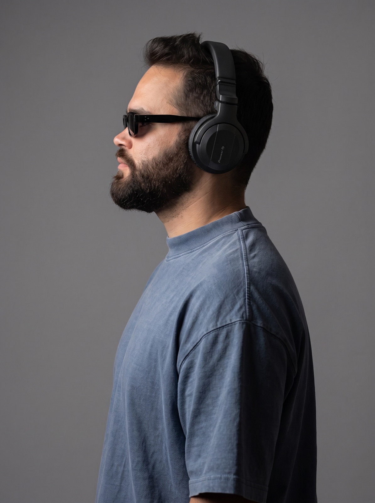 Hellijhon de perfil com headphones
